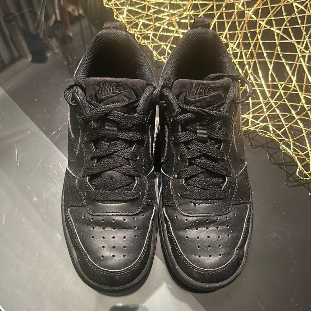 Boys Nike black shoes size 4Y